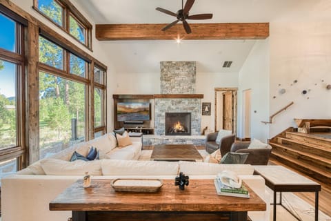 Rising Sun Retreat at Schaffer's Mill by Tahoe Getaways - Luxury Pet Friendly w Air Conditioning House in Sierra Nevada