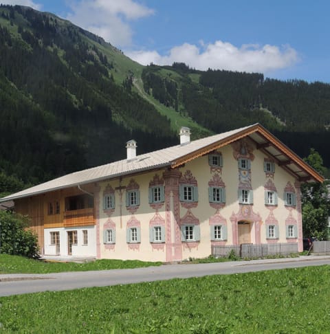 Property building, Nearby landmark, Facade/entrance, Garden
