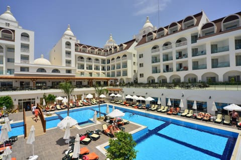 Property building, Day, People, Pool view, Swimming pool, group of guests, sunbed