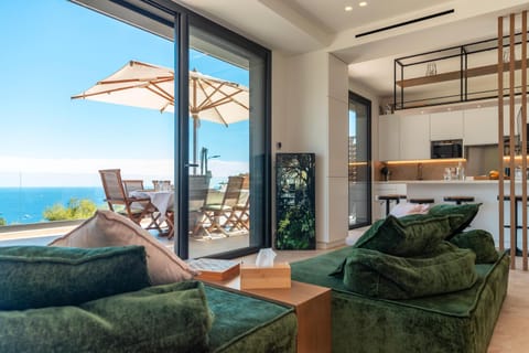 VILLA ELLE con Piscina, Jacuzzi e Vista Villa in Monaco