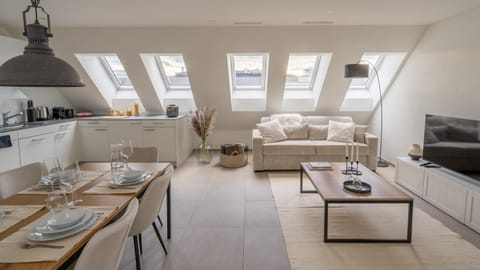 TV and multimedia, Kitchen or kitchenette, Living room, Seating area, Dining area