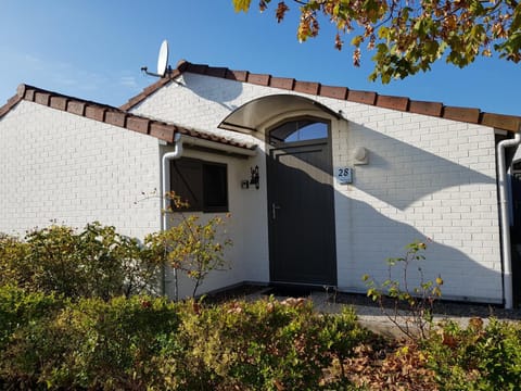 Property building, Facade/entrance, Day, Autumn, Street view