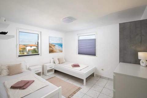 Bed, Bedroom, Sea view, children, towels