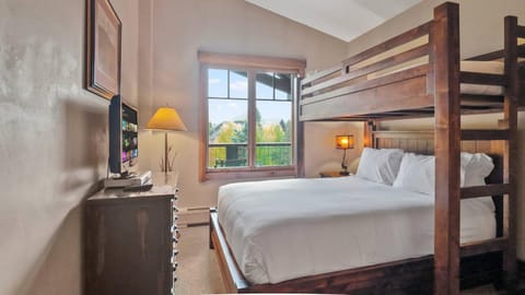 Bed, TV and multimedia, View (from property/room), Bedroom, Mountain view, group of guests, bunk bed, Family