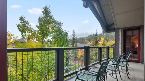 View (from property/room), Balcony/Terrace, Seating area, Mountain view