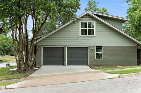 Desert Disco - 4BR Mid-Century Modern Design House in Austin