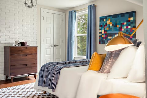 Desert Disco - 4BR Mid-Century Modern Design House in Austin