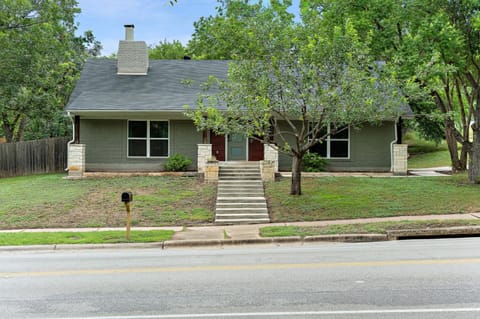 Desert Disco - 4BR Mid-Century Modern Design House in Austin