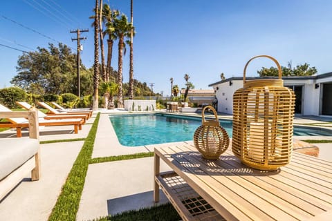 Iconic Sleeps 14 in Style Poolside Spa Villa in Palm Springs