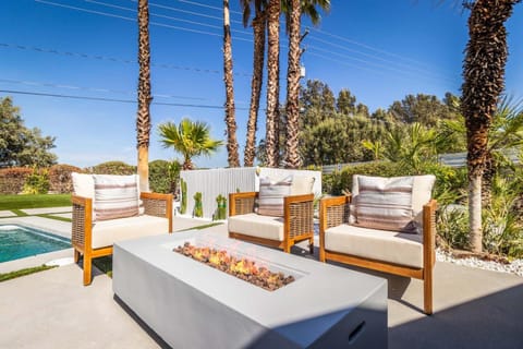 Iconic Sleeps 14 in Style Poolside Spa Villa in Palm Springs