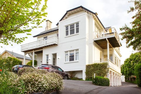 Property building, Facade/entrance, Day