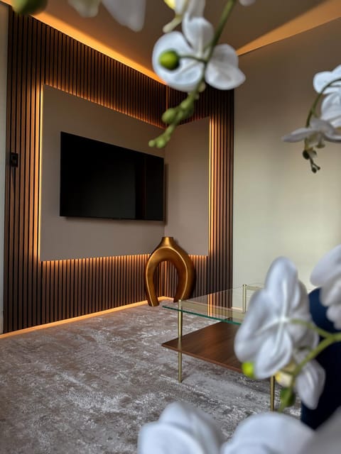 3 KING Beds Free parking Stay close and stay cozy Apartment in Pittsburgh