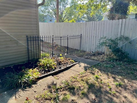 4 Bed Ranch-Fire Pit-Pet & Kid Friendly-King Bed House in Gahanna