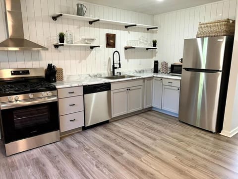 4 Bed Ranch-Fire Pit-Pet & Kid Friendly-King Bed House in Gahanna