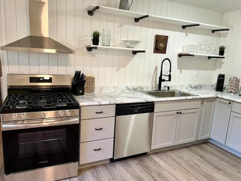 4 Bed Ranch-Fire Pit-Pet & Kid Friendly-King Bed House in Gahanna