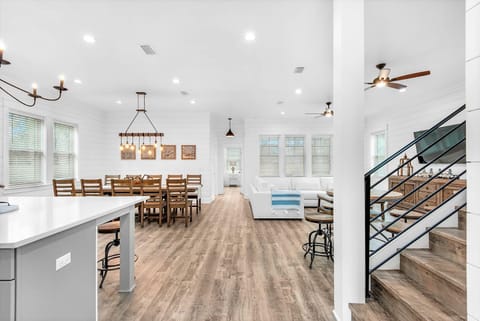 TV and multimedia, Living room, Seating area, Dining area