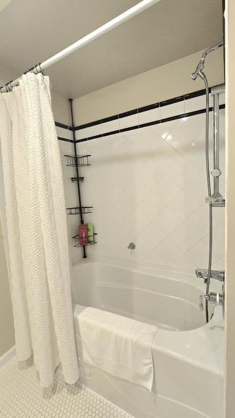 Bright 2BR Close to Seabus, and Lower Lonsdale Apartment in North Vancouver