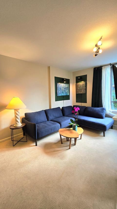 Bright 2BR Close to Seabus, and Lower Lonsdale Apartment in North Vancouver