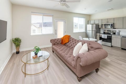 Kitchen or kitchenette, Living room, Seating area, Dining area, dishwasher, oven, stove