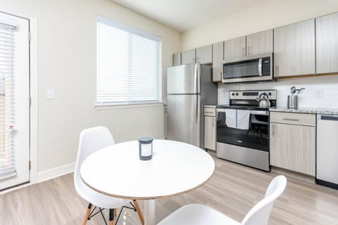 Kitchen or kitchenette, Dining area, oven, stove