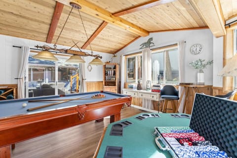 Story Time Hot Tub Game Room EV Charger Back Up Generator Mountain Luxury House in Big Bear