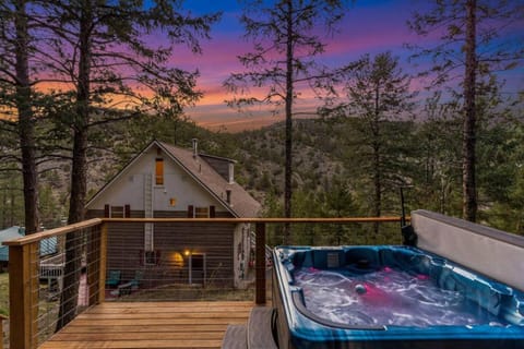 King of the Mountain. Private Hot Tub. Pets allowe House in Idaho Springs