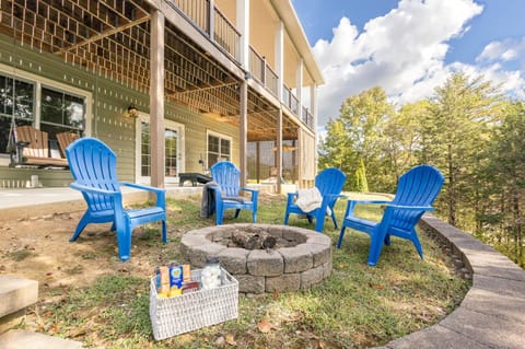 The Retreat at Paradise Hills 6BR Lake Front Dock Game Room House in Douglas Lake