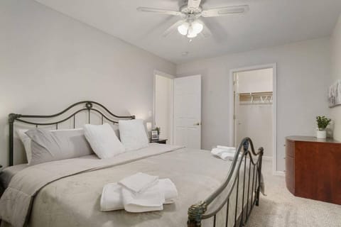 The Golden Townhouse Walk to downtown Pets Welcome House in Golden