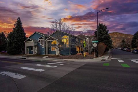 The Golden Townhouse Walk to downtown Pets Welcome House in Golden