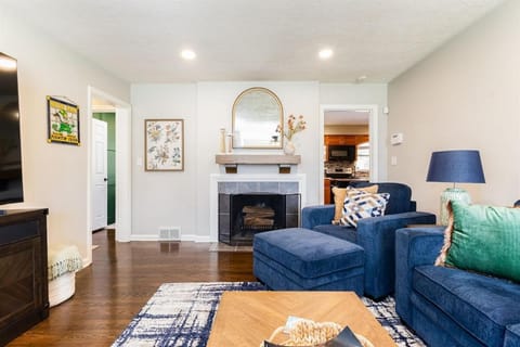 The Dome Home - 3BR House 1mi to ND House in South Bend