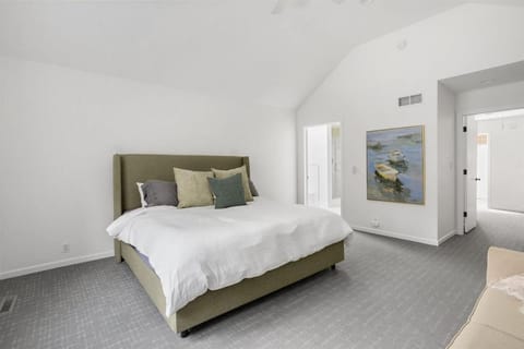 The Victory Lounge - 3B 3BA - Close to ND House in South Bend