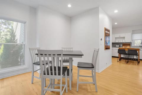 The Victory Lounge - 3B 3BA - Close to ND House in South Bend