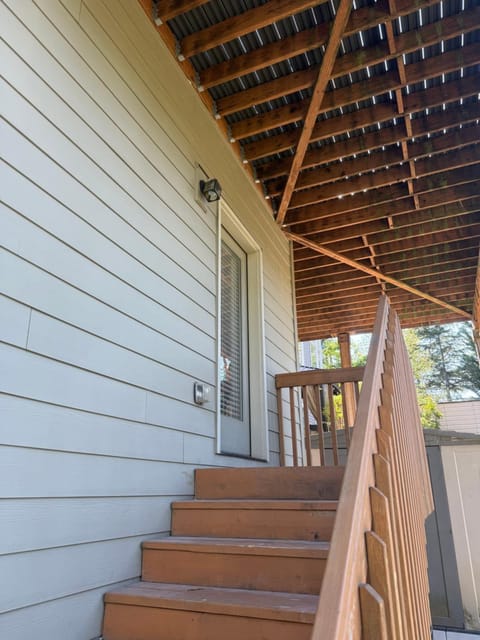 2 Beds and 1 bath upgraded modern lower level home in NW Portland Apartment in Portland