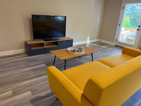 2 Beds and 1 bath upgraded modern lower level home in NW Portland Apartment in Portland