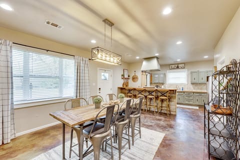 On-Site Creek and Spacious Yard Family Gem in Royal House in Garland County