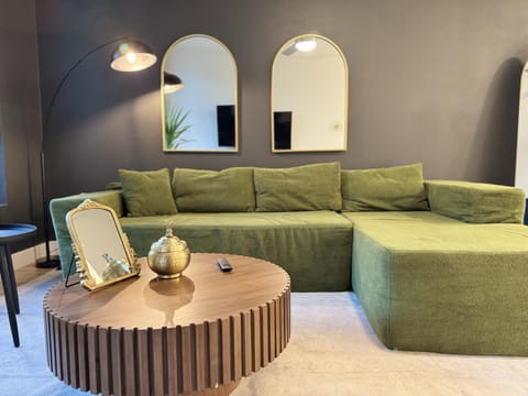 TV and multimedia, Living room, Decorative detail, Seating area, Evening entertainment