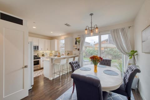 Kitchen or kitchenette, Seating area, Dining area, dishwasher, oven, pet friendly, stove