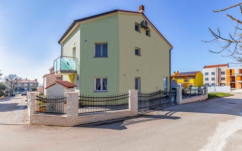 Property building, Street view, Location