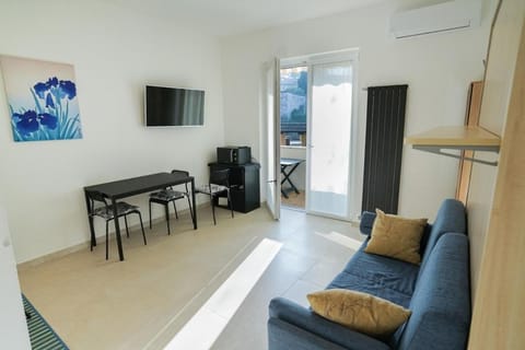 Communal lounge/ TV room, TV and multimedia, Living room, Seating area, air conditioner