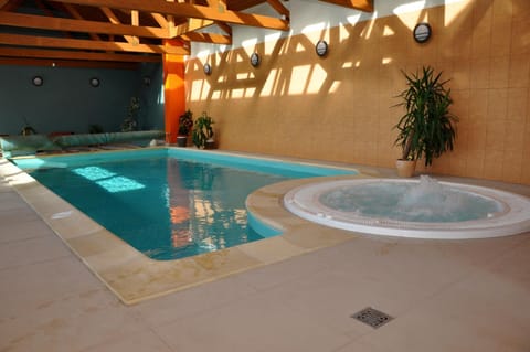 Hot Tub, Sauna, Swimming pool, Swimming pool