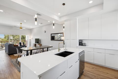 3br 35ba Rooftop View - Walk To Alamo Dome House in San Antonio