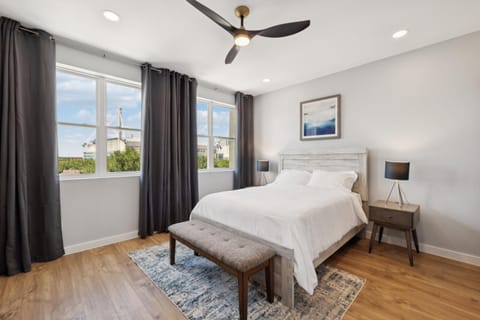 3br 35ba Rooftop View - Walk To Alamo Dome House in San Antonio