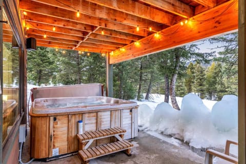 Big Sky Chalet Private Hot Tub plus Mountain Views House in Big Sky