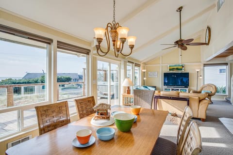 Ocean Views and Short Walk to Sandy Beach! Changes in Attitude House in Waldport