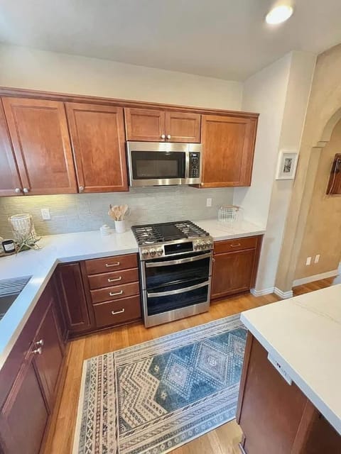 Three Bedroom Home in Long Beach House in Belmont Shore