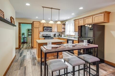 1 Mi to Main St! Family Farmhouse in West Unity House in Ohio