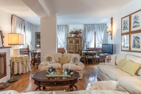 Communal lounge/ TV room, Living room