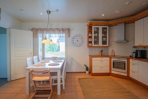 Kitchen or kitchenette, Dining area, oven, stove