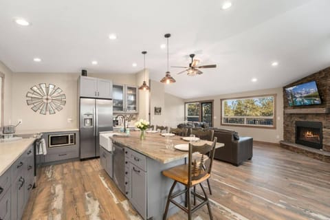 New The Pine Getaway Lots of Room Hot Tub Views House in Park County