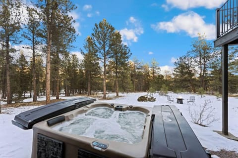 New The Pine Getaway Lots of Room Hot Tub Views House in Park County